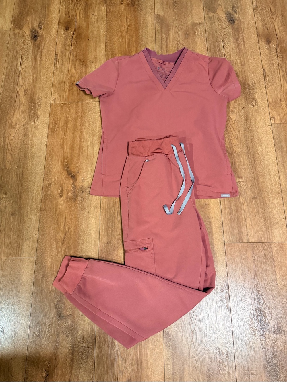 Figs small mauve top with pockets on side and small hw Zamora